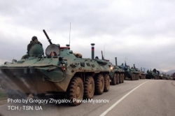 Eine Säule der russischen gepanzerten Fahrzeugen von zehn in Richtung Simferopol gerichtet: Waffen des Militärs bemerkt - die AK-47 und SVD.