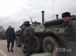 Eine Säule der russischen gepanzerten Fahrzeugen von zehn in Richtung Simferopol gerichtet: Waffen des Militärs bemerkt - die AK-47 und SVD.