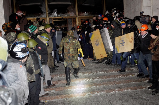 Demonstranten stürmten das ukrainische Haus Протестующие берут штурмом Украинский дом