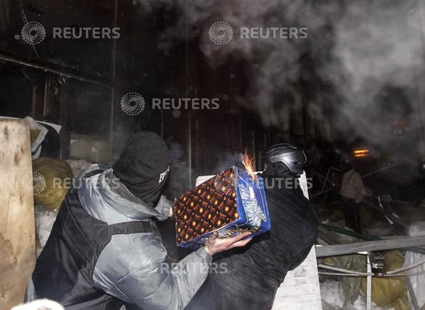 Demonstranten stürmten das ukrainische Haus Протестующие берут штурмом Украинский дом