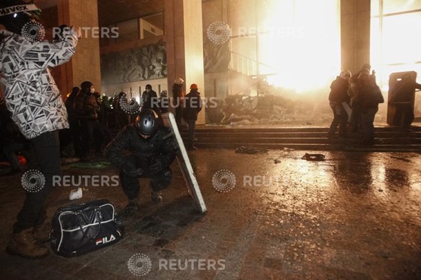 Demonstranten stürmten das ukrainische Haus Протестующие берут штурмом Украинский дом