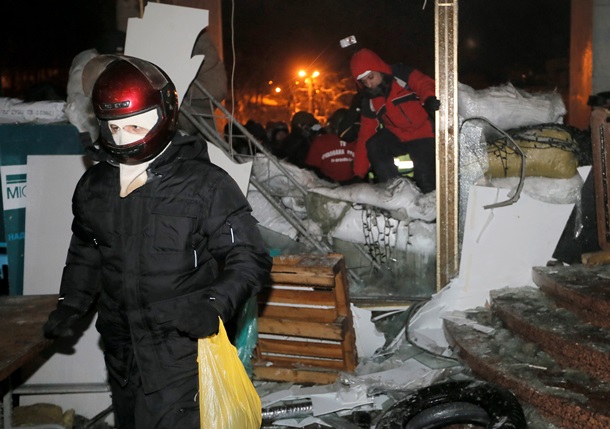 Demonstranten stürmten das ukrainische Haus Протестующие берут штурмом Украинский дом