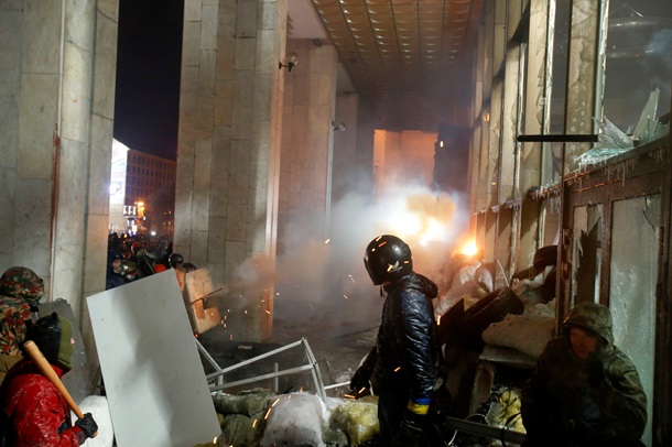 Demonstranten stürmten das ukrainische Haus Протестующие берут штурмом Украинский дом