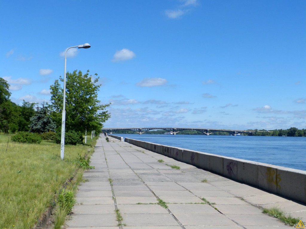 Damm in der Nähe der Brücke Metro - Orte in Kiew, wo eine gute Fischerei Набережная возле моста Метро - Топ мест для хорошей рыбалки в Киеве