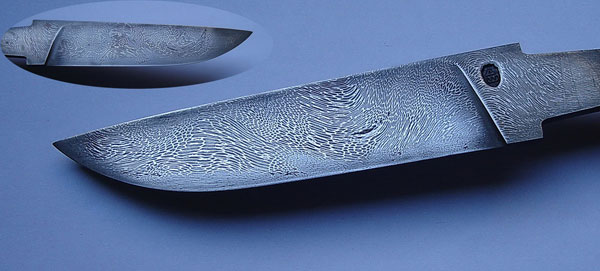 ein Messer mit seinen Händen aus Damaszener-Stahl Schmiede