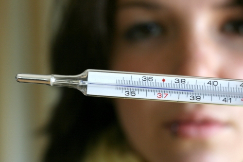 Wann ist die Temperatur zu senken? - Unterschiede von Grippe, Erkältung und ORVII Когда сбивать температуру? - Симптомы гриппа, простуды и ОРВИ