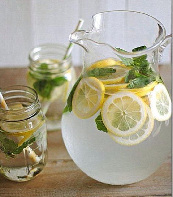 Холодный чай с лимоном, имбирем и базиликом - Эти 7 напитков выведут все токсины из организма