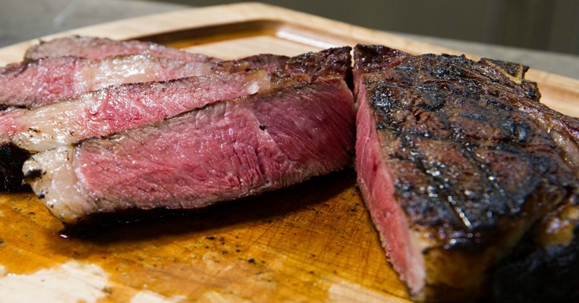 Tomahawk-Steak (Côtes-du-Béf, Rib-on-the-Bone) - Steaksorten Стейк «Томагавк» («Кот-дю-Бёф», рибай на кости) - стейк
