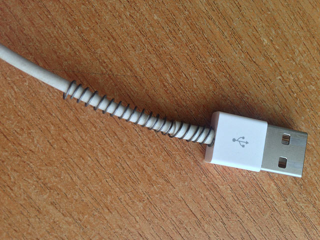 Die ursprüngliche Art, die Lebensdauer des Standard-iPhone-Kabels zu verlängern Модернизируем lightning кабель
