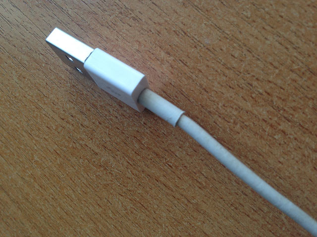 Die ursprüngliche Art, die Lebensdauer des Standard-iPhone-Kabels zu verlängern Модернизируем lightning кабель