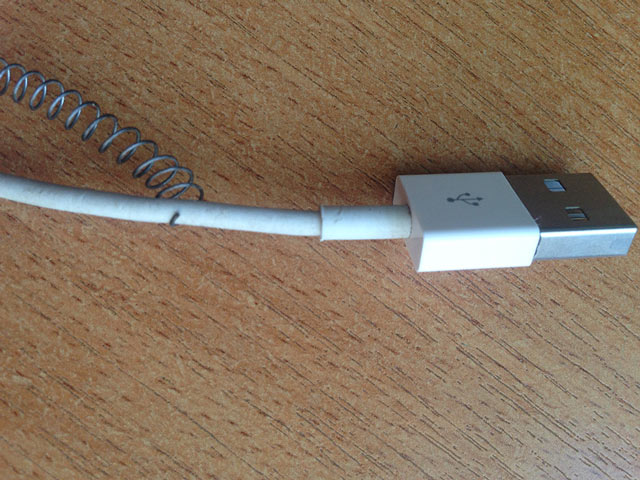 Die ursprüngliche Art, die Lebensdauer des Standard-iPhone-Kabels zu verlängern Модернизируем lightning кабель