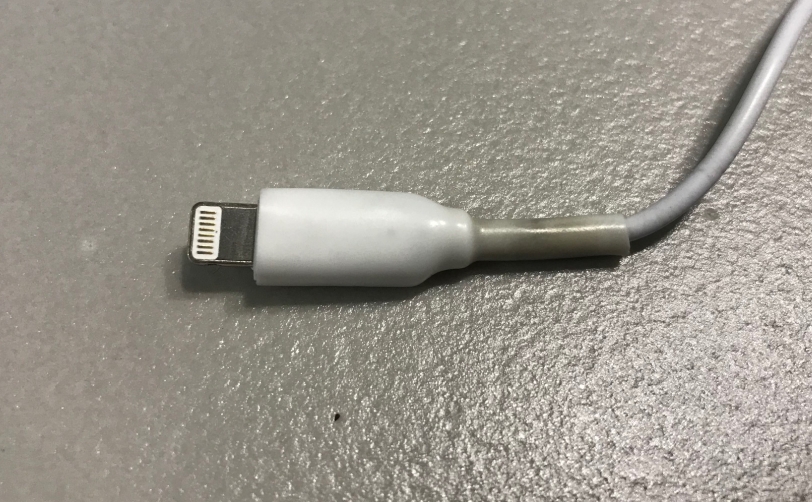 Die ursprüngliche Art, die Lebensdauer des Standard-iPhone-Kabels zu verlängern Модернизируем lightning кабель