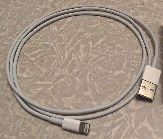 Ein Kabel, mit dem Sie Geräte mit Apple Lightning an Computer mit einer USB-Schnittstelle (MD818) anschließen können Кабель, позволяющий подключать устройства с Apple Lightning к компьютерам с USB-интерфейсом (MD818)