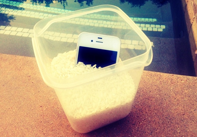 Инструкция для тех, кто утопил iPhone в воде.