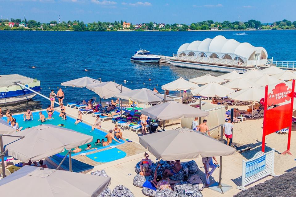 Dnipro Riviera - Strände mit einem Schwimmbad in Kiew Днепровская ривьера - Лучшие пляжи с бассейном в Киеве: куда поехать и сколько стоит