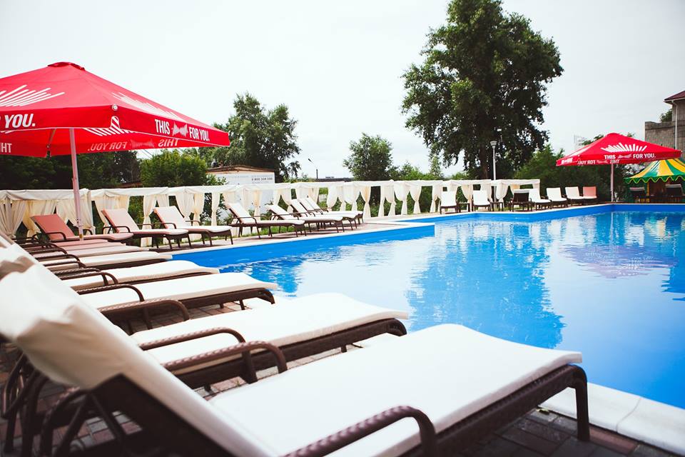 Mehr Family Club - Strände mit einem Schwimmbad in Kiew More Family Club - Лучшие пляжи с бассейном в Киеве: куда поехать и сколько стоит