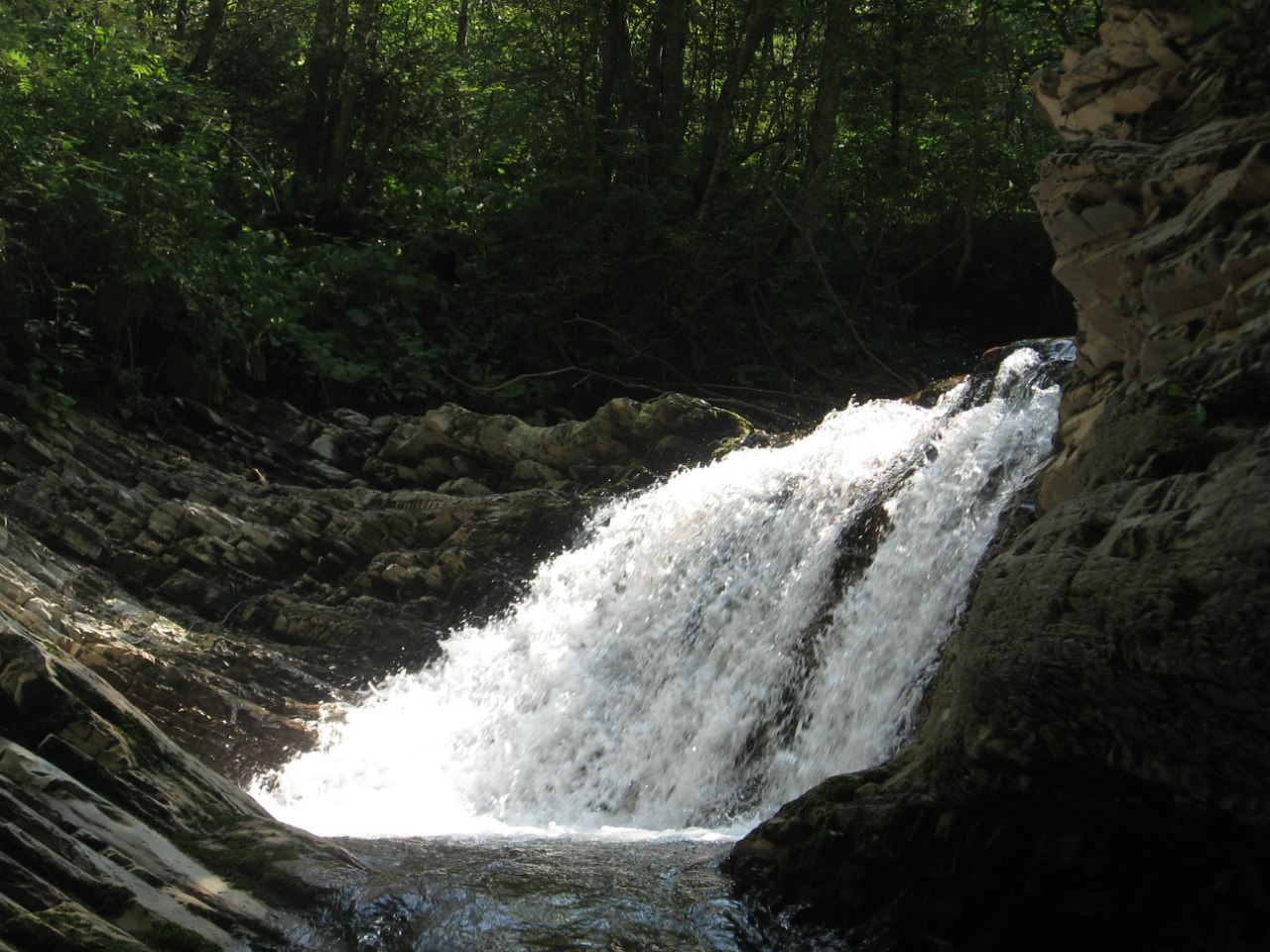 Wasserfall Sheshorsky Guk (Silberwasserfälle) - Alle Wasserfälle der Ukraine: 40 schöne Wasserfälle der Ukraine (Foto) Водопад Шешорский Гук (Серебристые водопады) - ТОП водопадов Украины