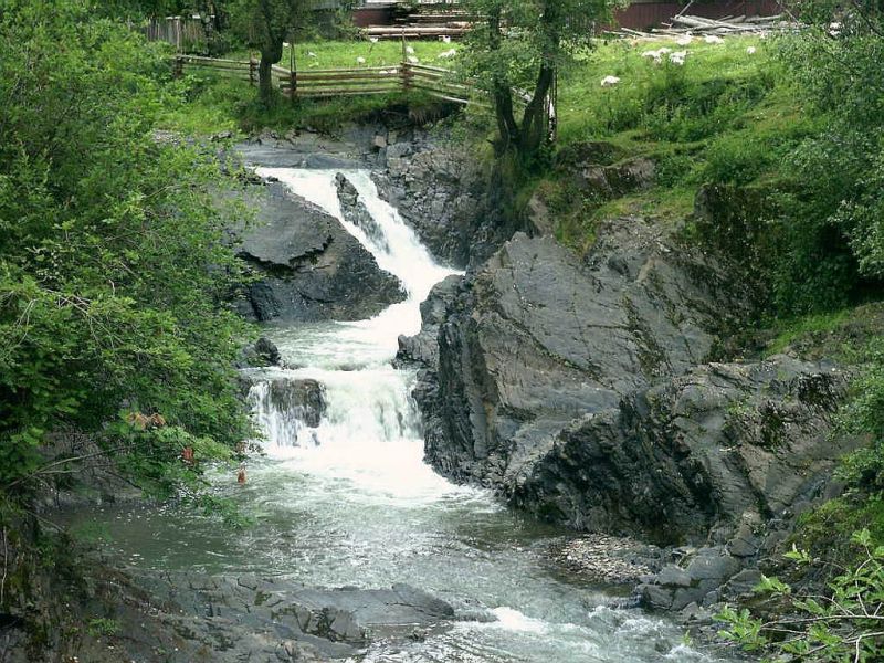 Cascade Falls Suceava Hook, Flüstern - Alle Wasserfälle der Ukraine: 40 schöne Wasserfälle der Ukraine (Foto) Каскадный водопад Сучавский Гук, Шепот - ТОП водопадов Украины
