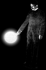 Nikola Tesla mit einer Glühbirne