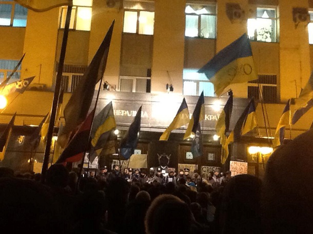 Лежачий протест у здания Генпрокуратуры: некоторые чиновники отказались переступать через людей