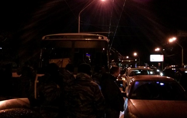 Avtomaydanovtsy blockiert Busse mit Adler auf Prospect Victory in Kiew Автомайдановцы заблокировали автобусы с Беркутом на проспекте Победы в Киеве