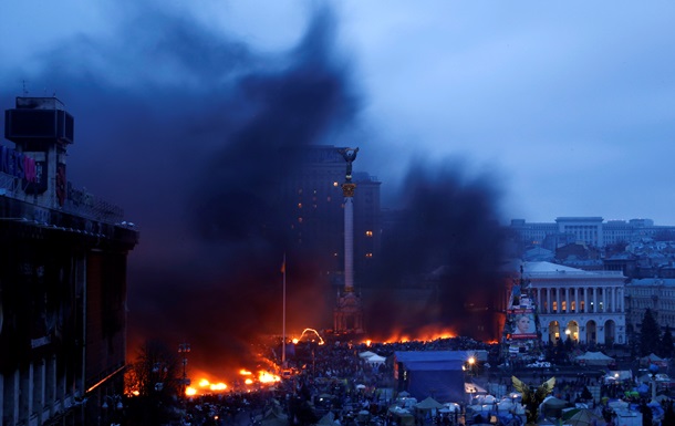  Митингующие полностью оттеснили Беркут с Майдана и заняли Октябрьский дворец. Силовики используют гранаты и слезоточивый газ (обновлено)