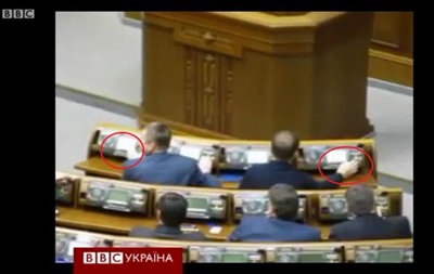In der Abstimmung wurden für die Entlassung von Tabachnyk Kozhara und Fakten gesehen knopkodavstva При голосовании за отставку Кожары и Табачника были замечены факты кнопкодавства