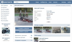 Die Russen bieten in sozialen Netzwerken Leichen von toten ukrainischen Soldaten und vor dem Hintergrund der Körper fotografiert