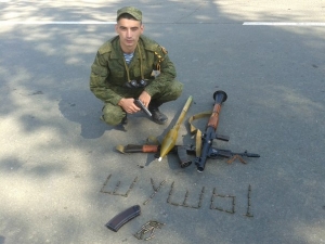 Die Russen bieten in sozialen Netzwerken Leichen von toten ukrainischen Soldaten und vor dem Hintergrund der Körper fotografiert