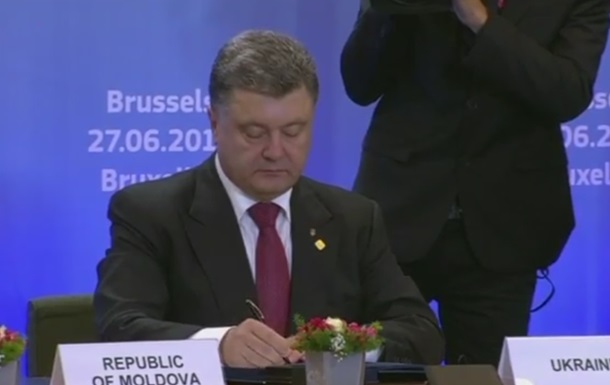Der Präsident der Ukraine unterzeichneten ein Abkommen über Zusammenarbeit mit der EU Президент Украины подписал Соглашение об ассоциации с ЕС