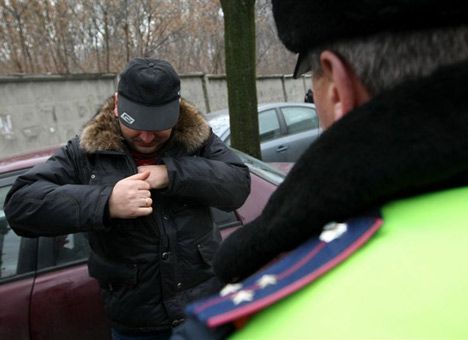Die Ukraine hat die Tagesordnung mit Hilfe der Verkehrspolizei begonnen Gabe - Medien В Украине начали вручать повестки с помощью ГАИ – СМИ