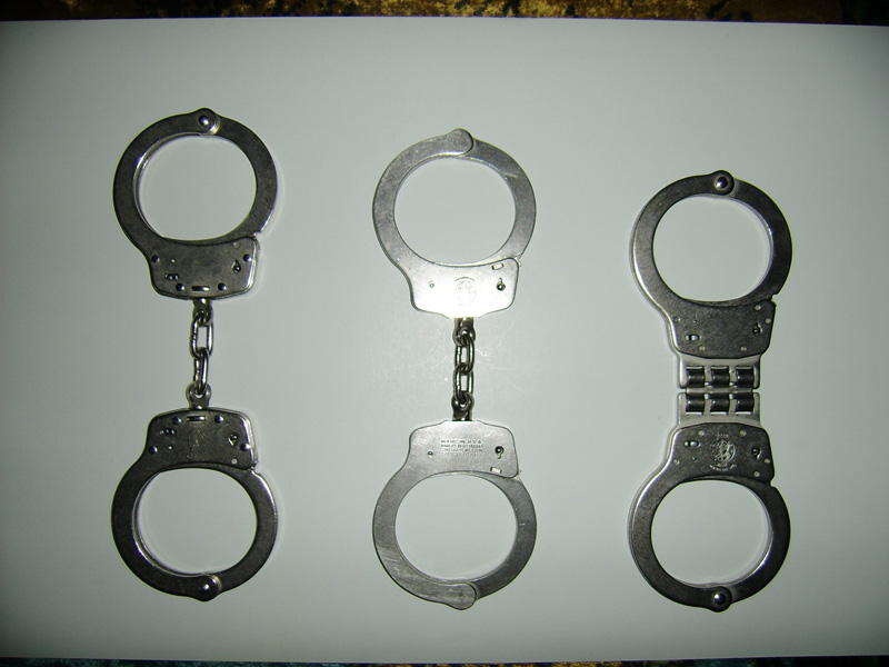 Wie und wann die Polizei berechtigt Schlagstöcke zu verwenden, Handschellen, betäuben, usw. Как и когда полицейские имеют право использовать дубинки, наручники, электрошокеры и т.д.