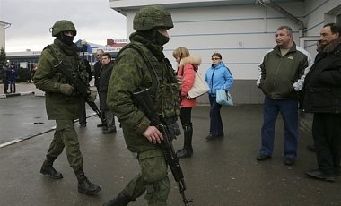 28 февраля, приехавшая на нескольких КамАЗах группа вооруженных людей без опознавательных знаков взяла под контроль аэропорт Симферополь (фото - ЕРА)