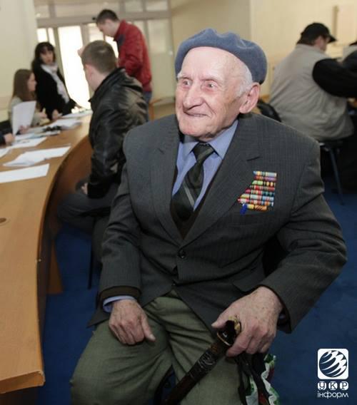 92-летний ветеран Великой Отечественной войны пришел в штаб Национальной защиты записаться в новобранцы. ФОТО дня