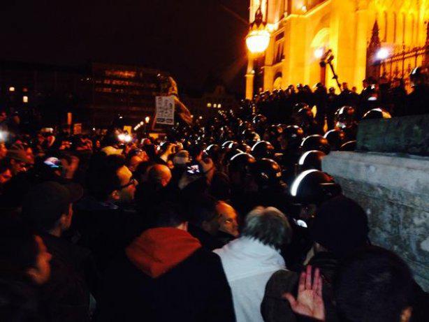 День народного гнева: В центре Будапешта более 10 тысяч людей протестовали против коррупции власти. ФОТОрепортаж+ВИДЕО