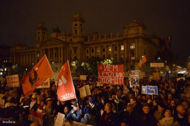 День народного гнева: В центре Будапешта более 10 тысяч людей протестовали против коррупции власти. ФОТОрепортаж+ВИДЕО