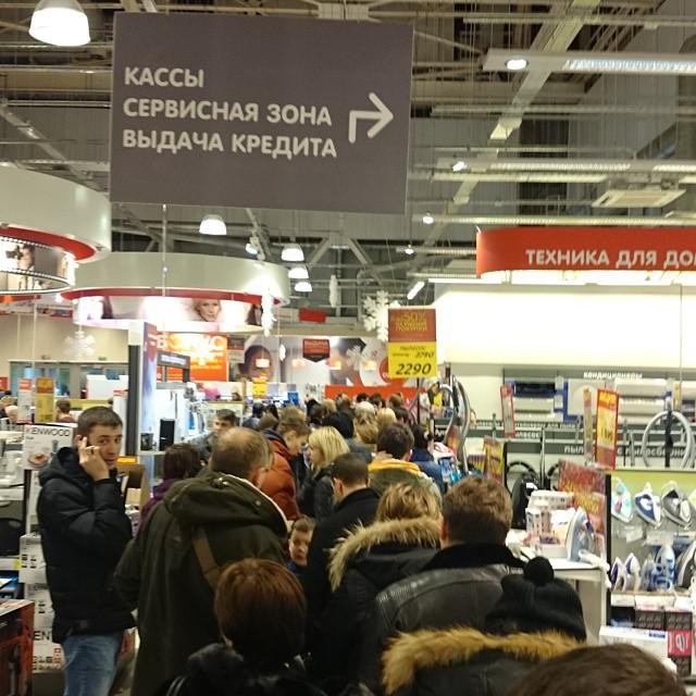 Schwarzer Dienstag in Russland: Russen stürmten die Geschäfte, immer Rubel los und fegt alles in seinem Weg. Shocking Foto-Essay Черный вторник в РФ: россияне штурмуют магазины, избавляясь от рублей и сметая все на своем пути. Шокирующий ФОТОрепортаж