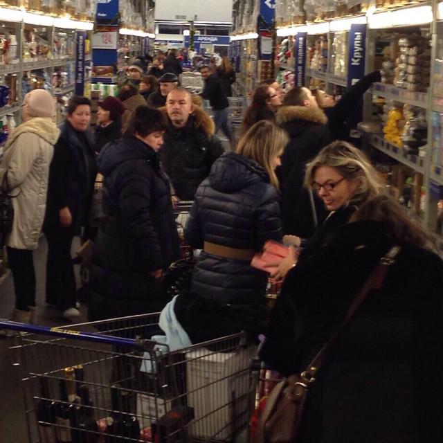 Schwarzer Dienstag in Russland: Russen stürmten die Geschäfte, immer Rubel los und fegt alles in seinem Weg. Shocking Foto-Essay Черный вторник в РФ: россияне штурмуют магазины, избавляясь от рублей и сметая все на своем пути. Шокирующий ФОТОрепортаж