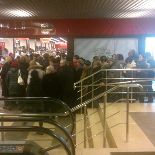 Schwarzer Dienstag in Russland: Russen stürmten die Geschäfte, immer Rubel los und fegt alles in seinem Weg. Shocking Foto-Essay Черный вторник в РФ: россияне штурмуют магазины, избавляясь от рублей и сметая все на своем пути. Шокирующий ФОТОрепортаж