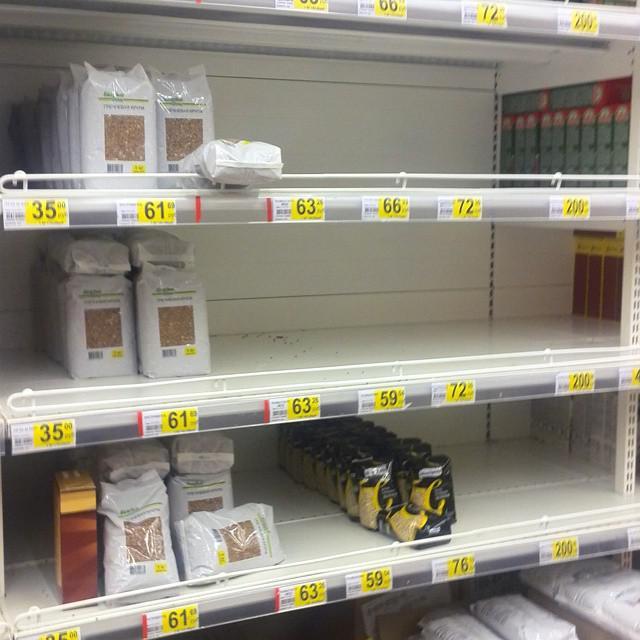 Schwarzer Dienstag in Russland: Russen stürmten die Geschäfte, immer Rubel los und fegt alles in seinem Weg. Shocking Foto-Essay Черный вторник в РФ: россияне штурмуют магазины, избавляясь от рублей и сметая все на своем пути. Шокирующий ФОТОрепортаж