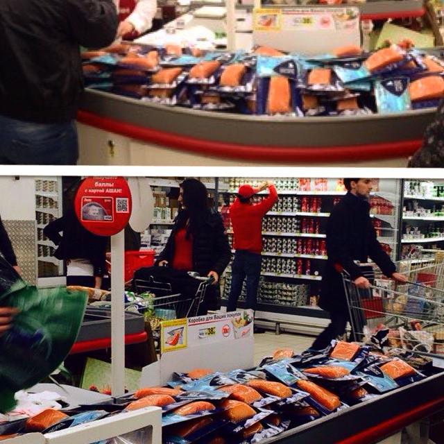 Schwarzer Dienstag in Russland: Russen stürmten die Geschäfte, immer Rubel los und fegt alles in seinem Weg. Shocking Foto-Essay Черный вторник в РФ: россияне штурмуют магазины, избавляясь от рублей и сметая все на своем пути. Шокирующий ФОТОрепортаж