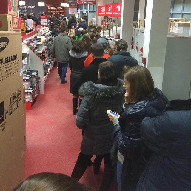 Schwarzer Dienstag in Russland: Russen stürmten die Geschäfte, immer Rubel los und fegt alles in seinem Weg. Shocking Foto-Essay Черный вторник в РФ: россияне штурмуют магазины, избавляясь от рублей и сметая все на своем пути. Шокирующий ФОТОрепортаж