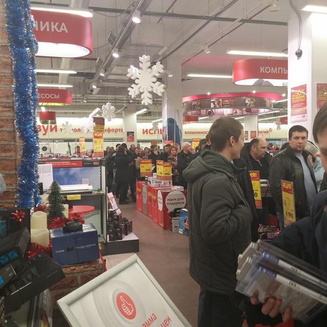 Schwarzer Dienstag in Russland: Russen stürmten die Geschäfte, immer Rubel los und fegt alles in seinem Weg. Shocking Foto-Essay Черный вторник в РФ: россияне штурмуют магазины, избавляясь от рублей и сметая все на своем пути. Шокирующий ФОТОрепортаж