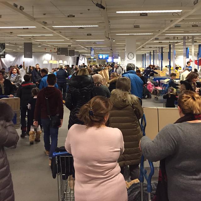 Schwarzer Dienstag in Russland: Russen stürmten die Geschäfte, immer Rubel los und fegt alles in seinem Weg. Shocking Foto-Essay Черный вторник в РФ: россияне штурмуют магазины, избавляясь от рублей и сметая все на своем пути. Шокирующий ФОТОрепортаж