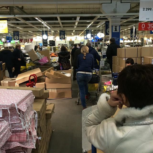 Schwarzer Dienstag in Russland: Russen stürmten die Geschäfte, immer Rubel los und fegt alles in seinem Weg. Shocking Foto-Essay Черный вторник в РФ: россияне штурмуют магазины, избавляясь от рублей и сметая все на своем пути. Шокирующий ФОТОрепортаж