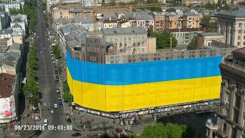 Akhmetov hat die ukrainische Flagge Offensive ihm verschlossen und etikettiert Putin. Fotobericht + VIDEO Ахметов закрыл украинским флагом обидные для него и для Путина надписи. ФОТОрепортаж+ВИДЕО