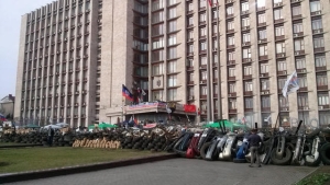Separatisten in Donezk verstärken die Barrikaden in der Nähe der staatlichen Verwaltung und offenbar wird nicht auseinanderlaufen