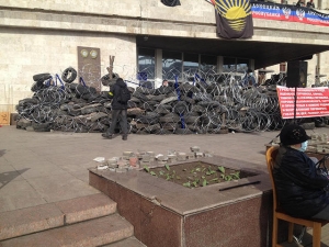 Donezk Separatisten imitieren Maidan: Reifen, Steine, Sandwiches.