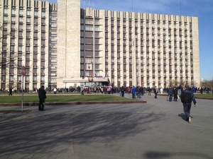 Donezk Separatisten imitieren Maidan: Reifen, Steine, Sandwiches.