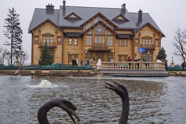Роскошь Межигорья Януковича: яхты, элитные авто, портрет из золота, зоопарк и гольф поле. ФОТОрепортаж+ВИДЕО
